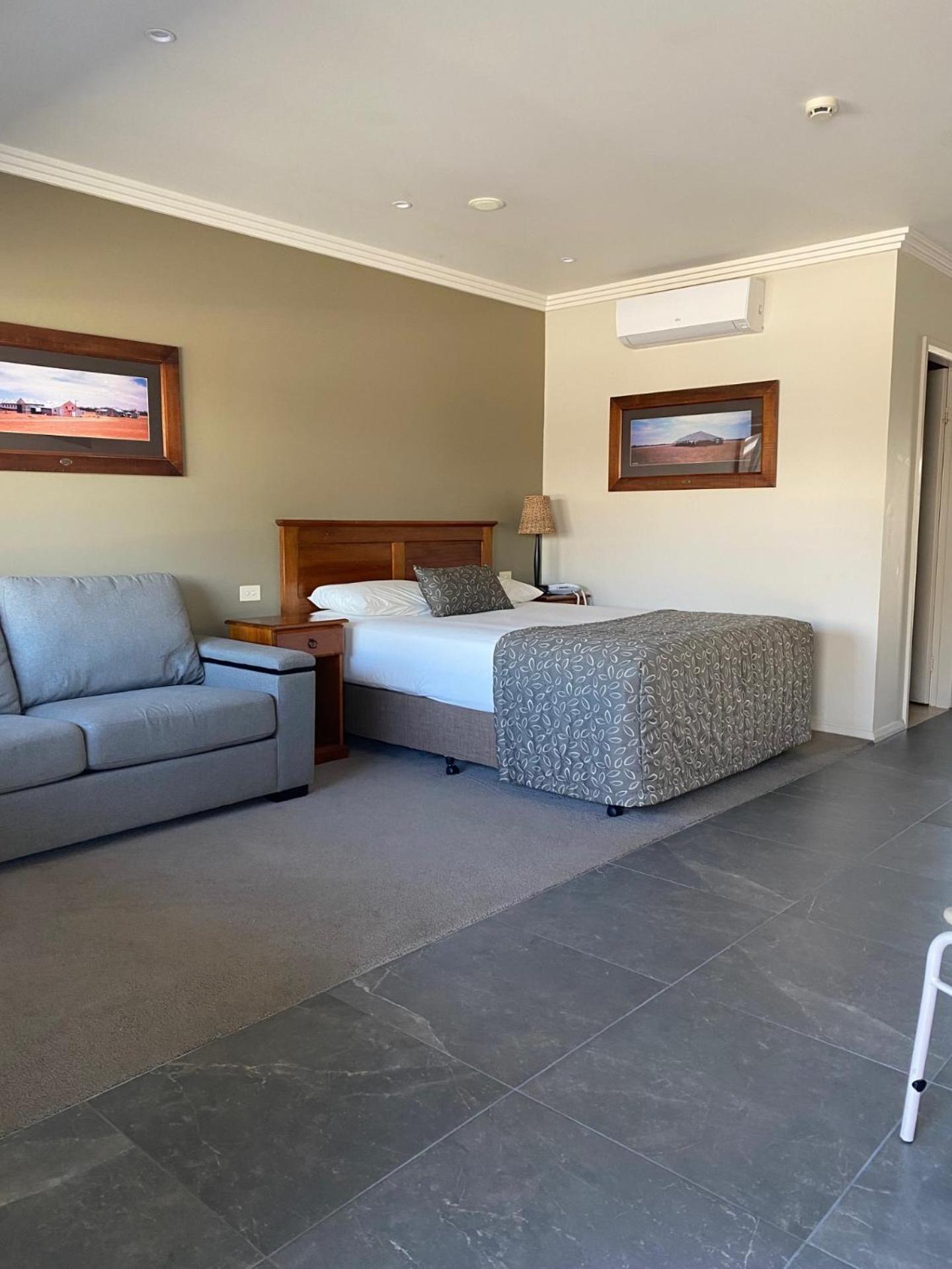 هاي The Saltbush Motor Inn المظهر الخارجي الصورة