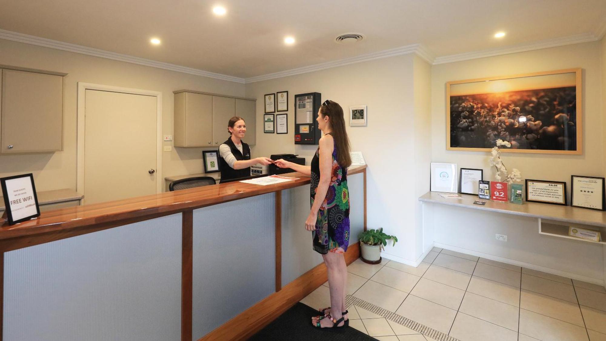 هاي The Saltbush Motor Inn المظهر الخارجي الصورة