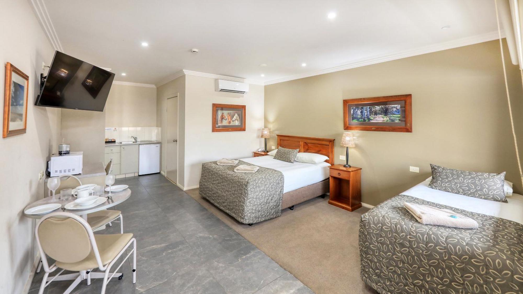 هاي The Saltbush Motor Inn المظهر الخارجي الصورة