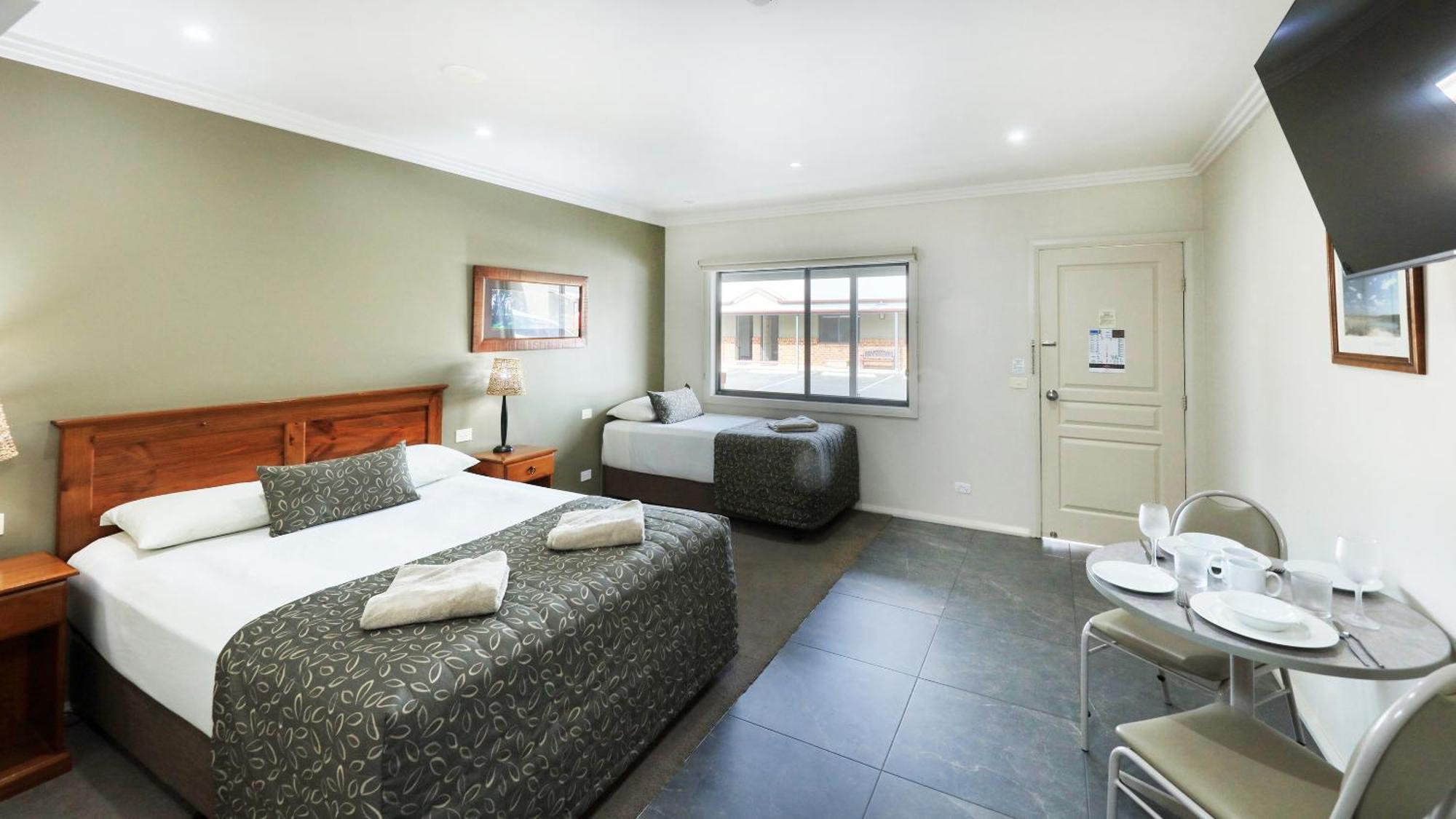 هاي The Saltbush Motor Inn المظهر الخارجي الصورة
