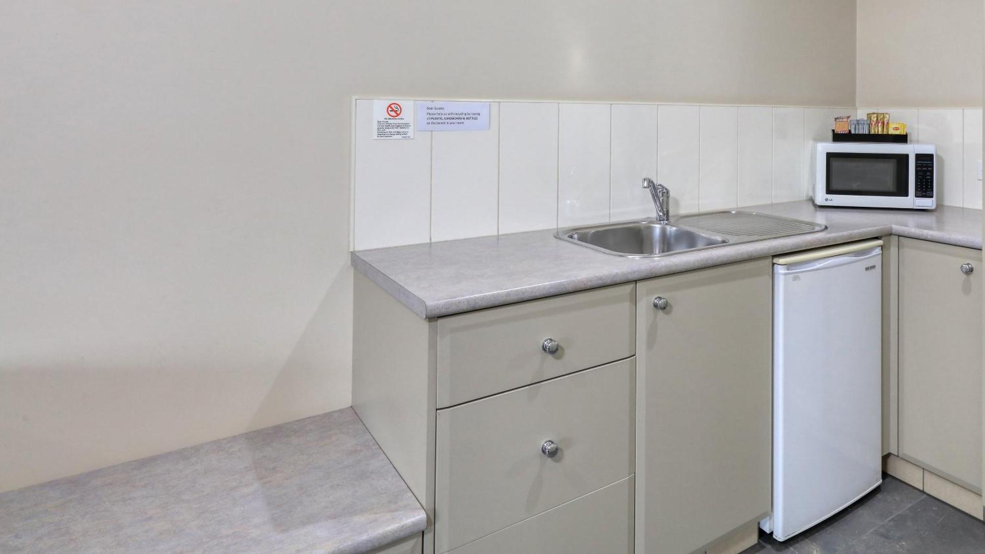 هاي The Saltbush Motor Inn المظهر الخارجي الصورة