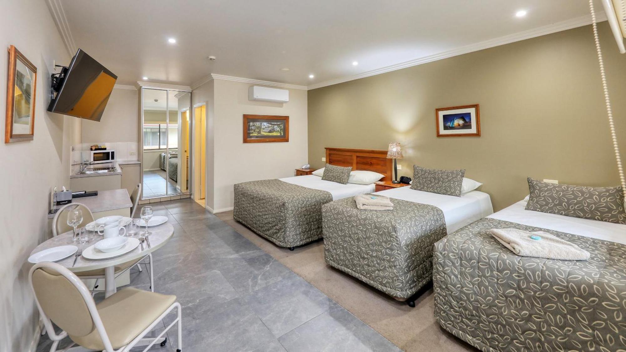 هاي The Saltbush Motor Inn المظهر الخارجي الصورة