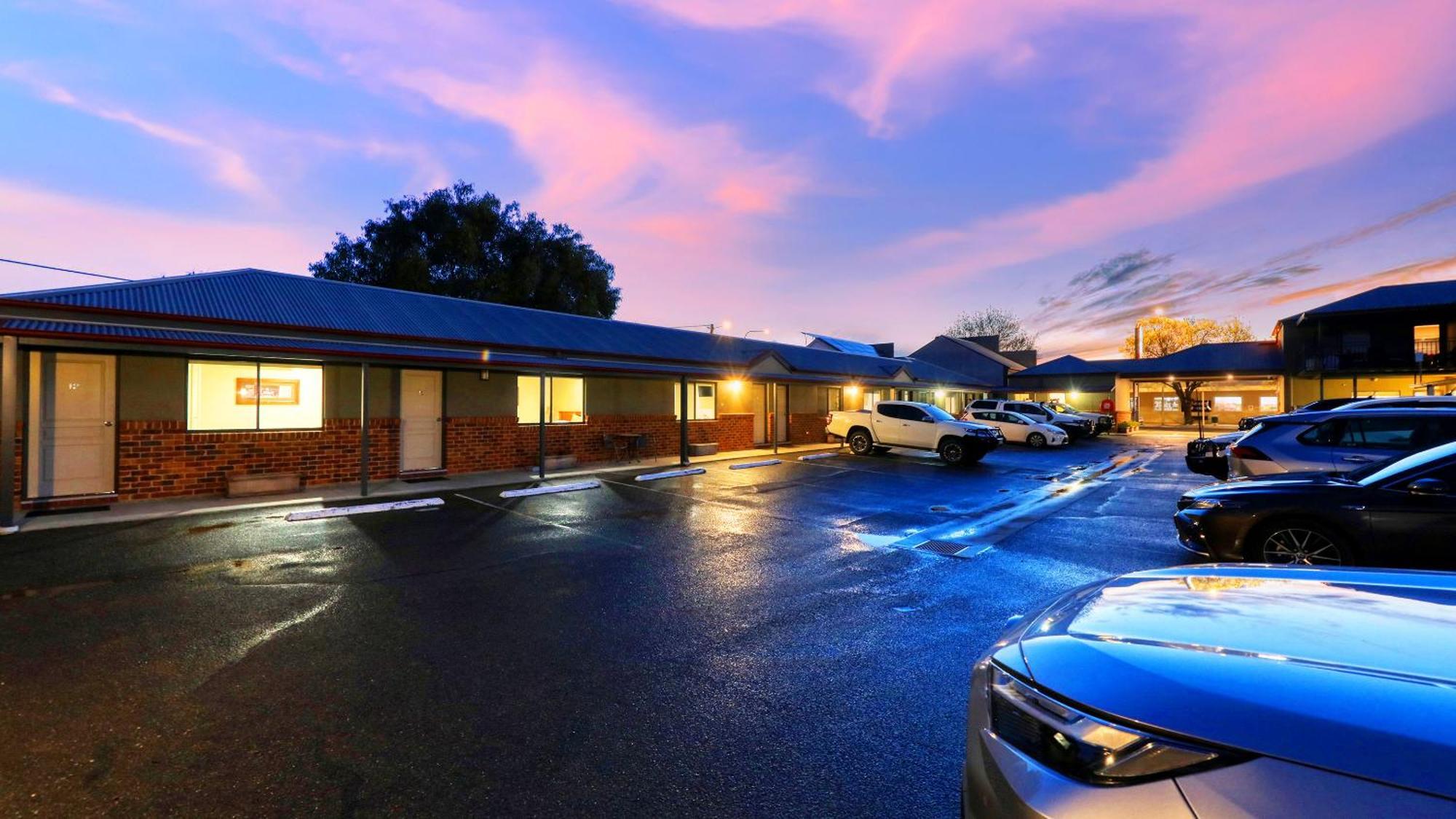 هاي The Saltbush Motor Inn المظهر الخارجي الصورة