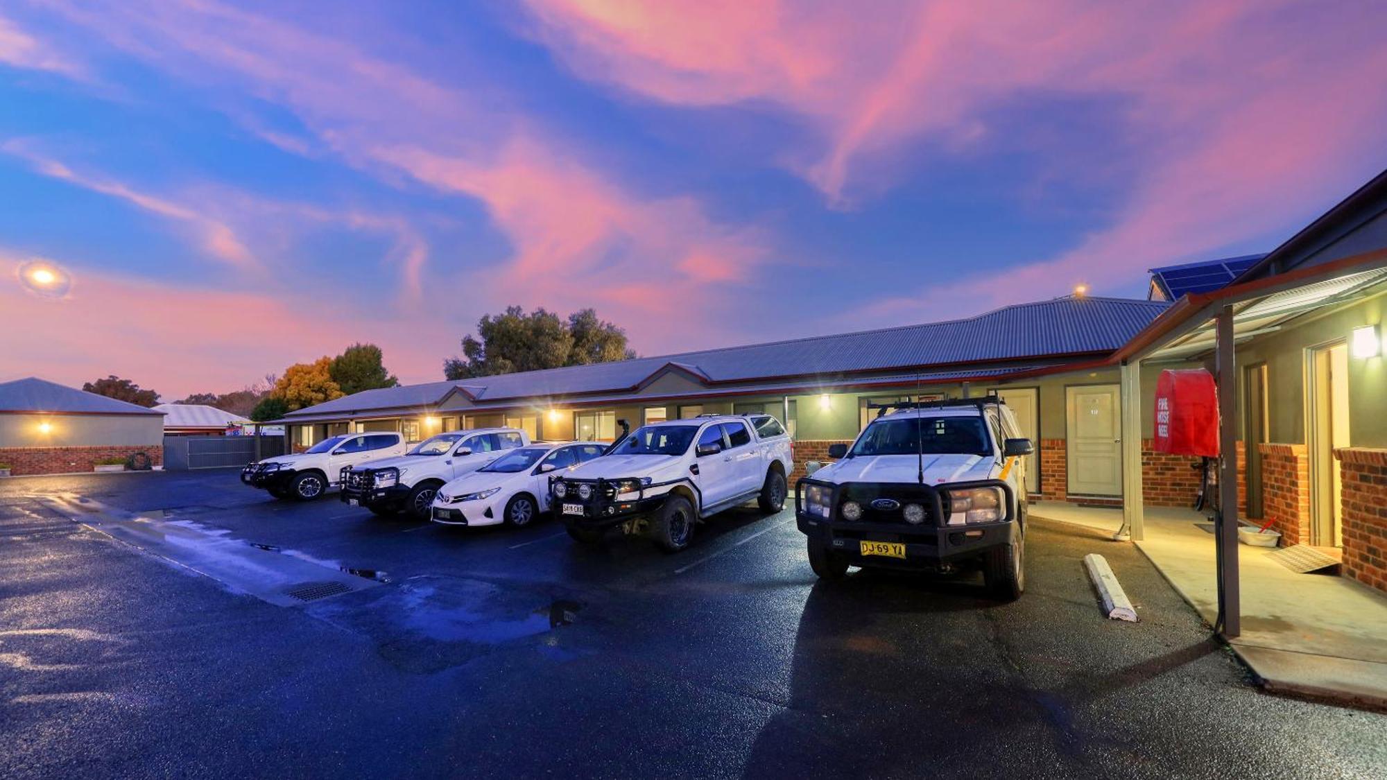 هاي The Saltbush Motor Inn المظهر الخارجي الصورة