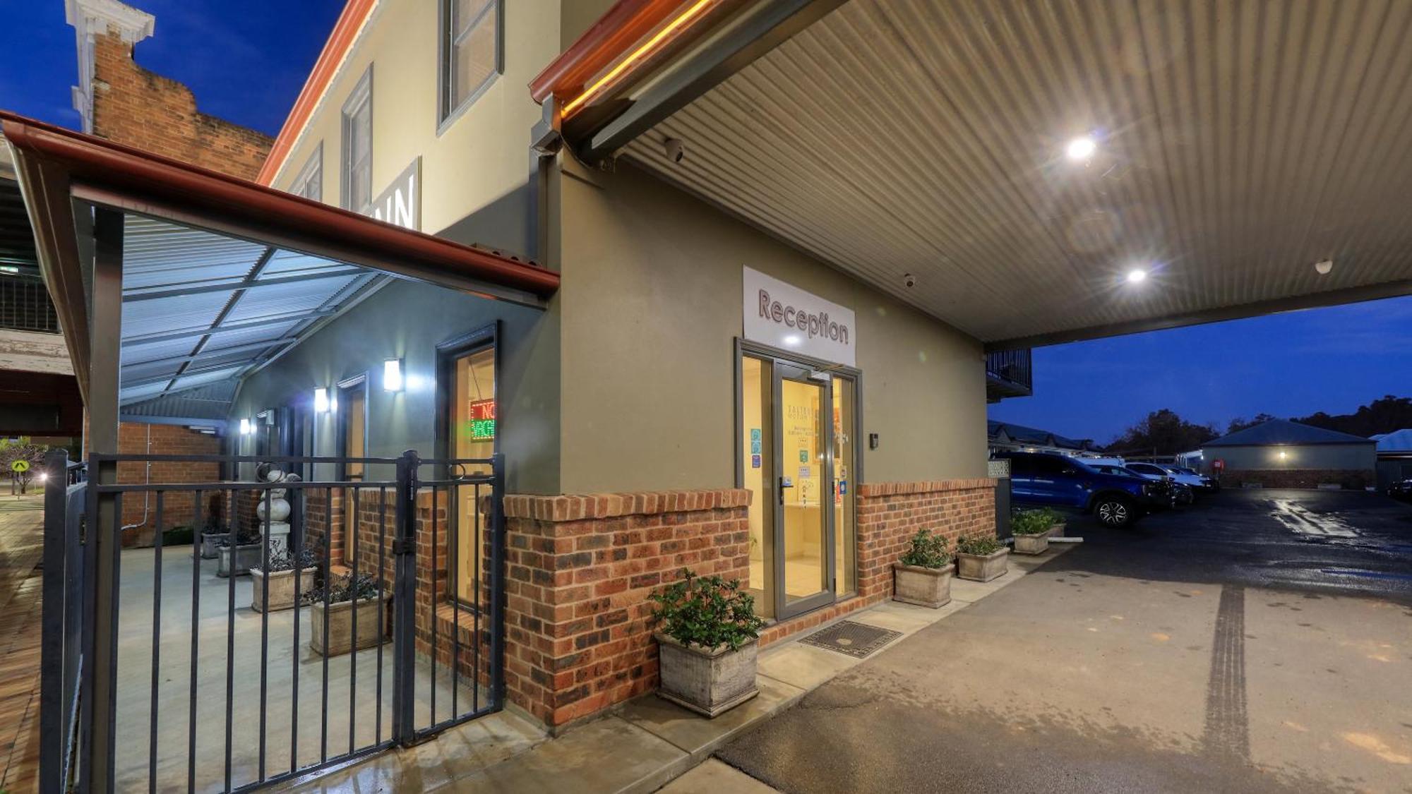 هاي The Saltbush Motor Inn المظهر الخارجي الصورة