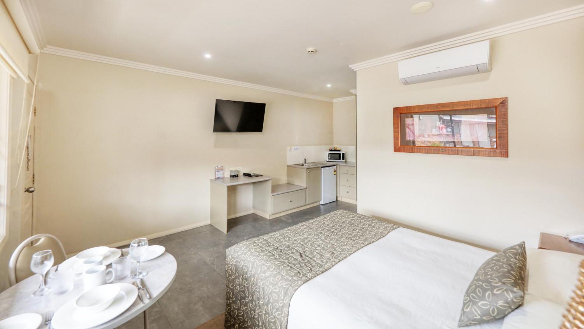 هاي The Saltbush Motor Inn المظهر الخارجي الصورة