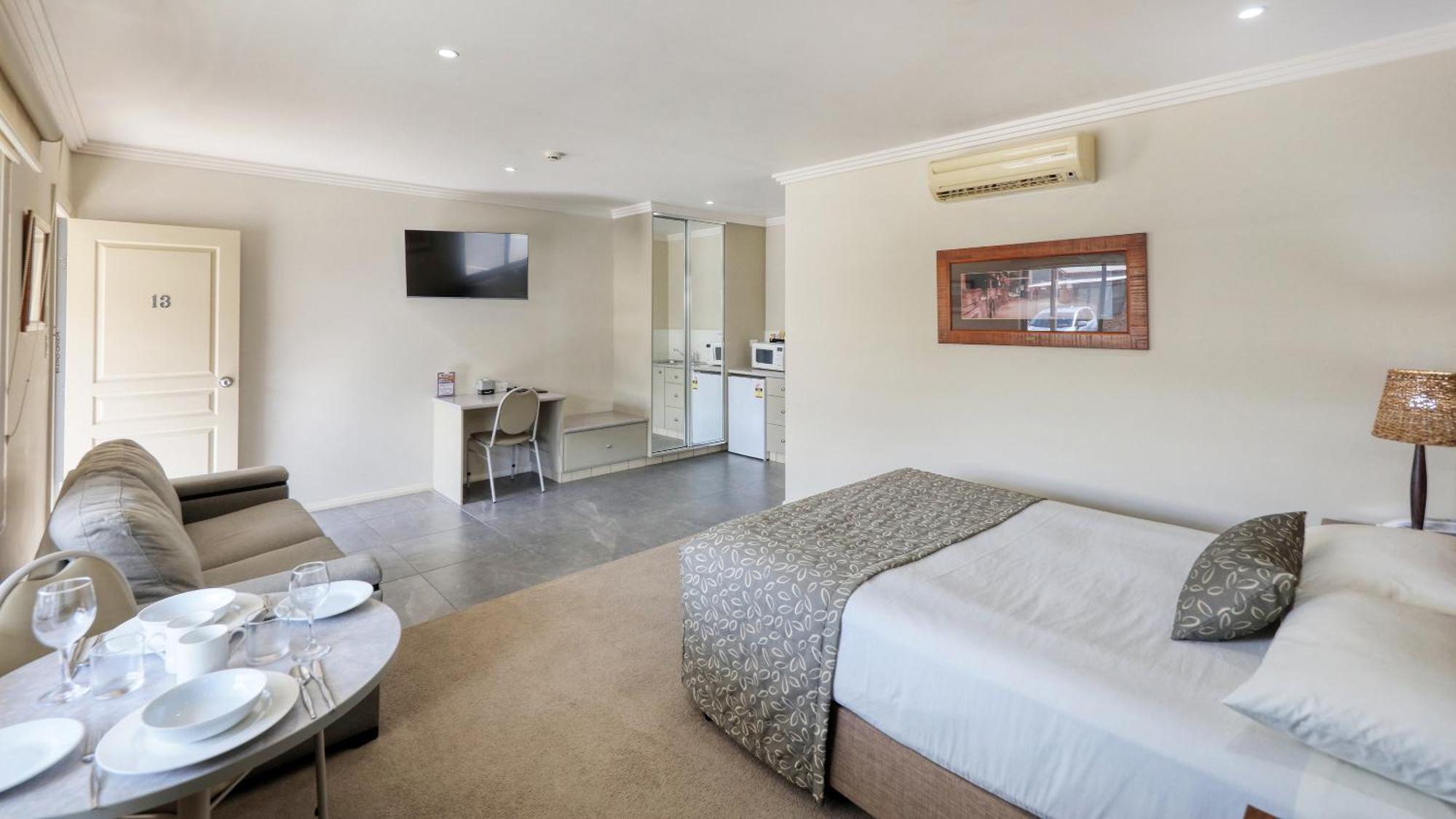 هاي The Saltbush Motor Inn المظهر الخارجي الصورة
