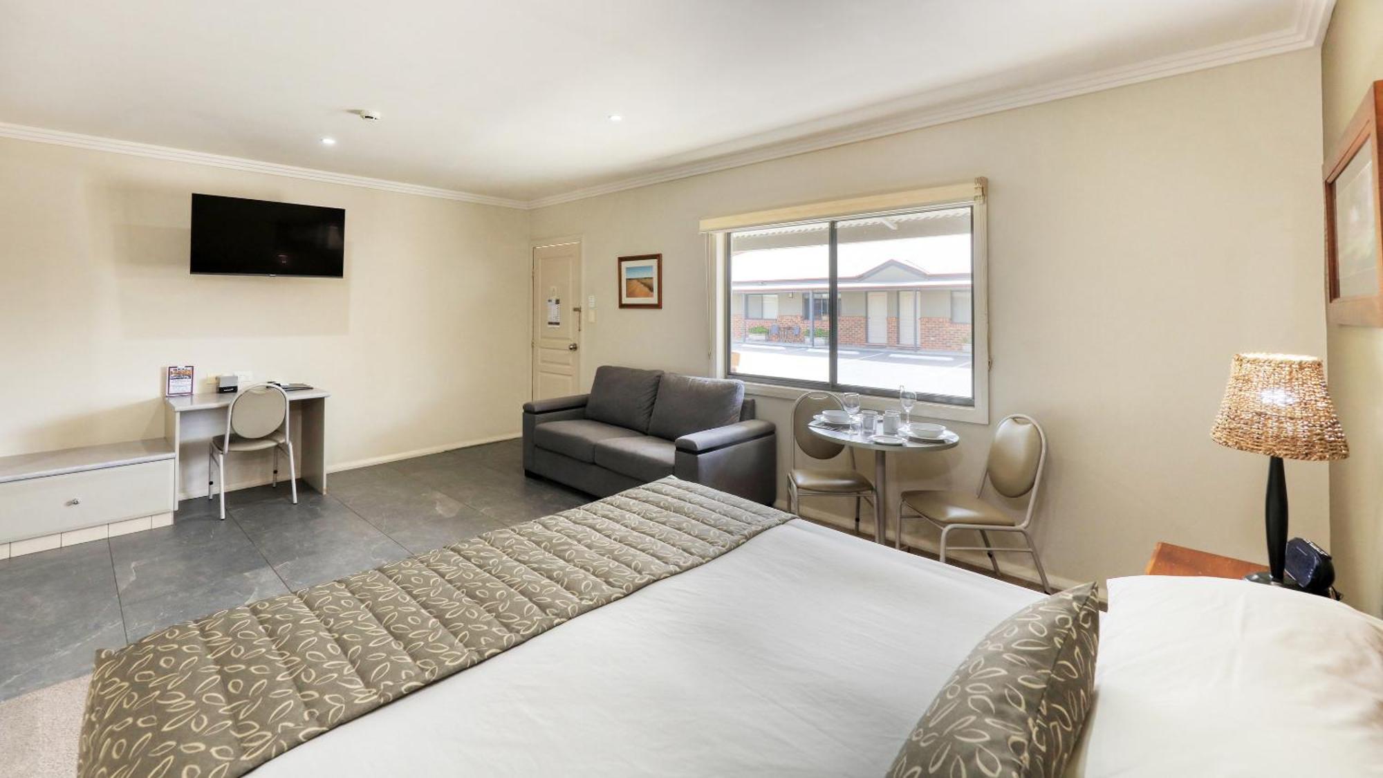 هاي The Saltbush Motor Inn المظهر الخارجي الصورة