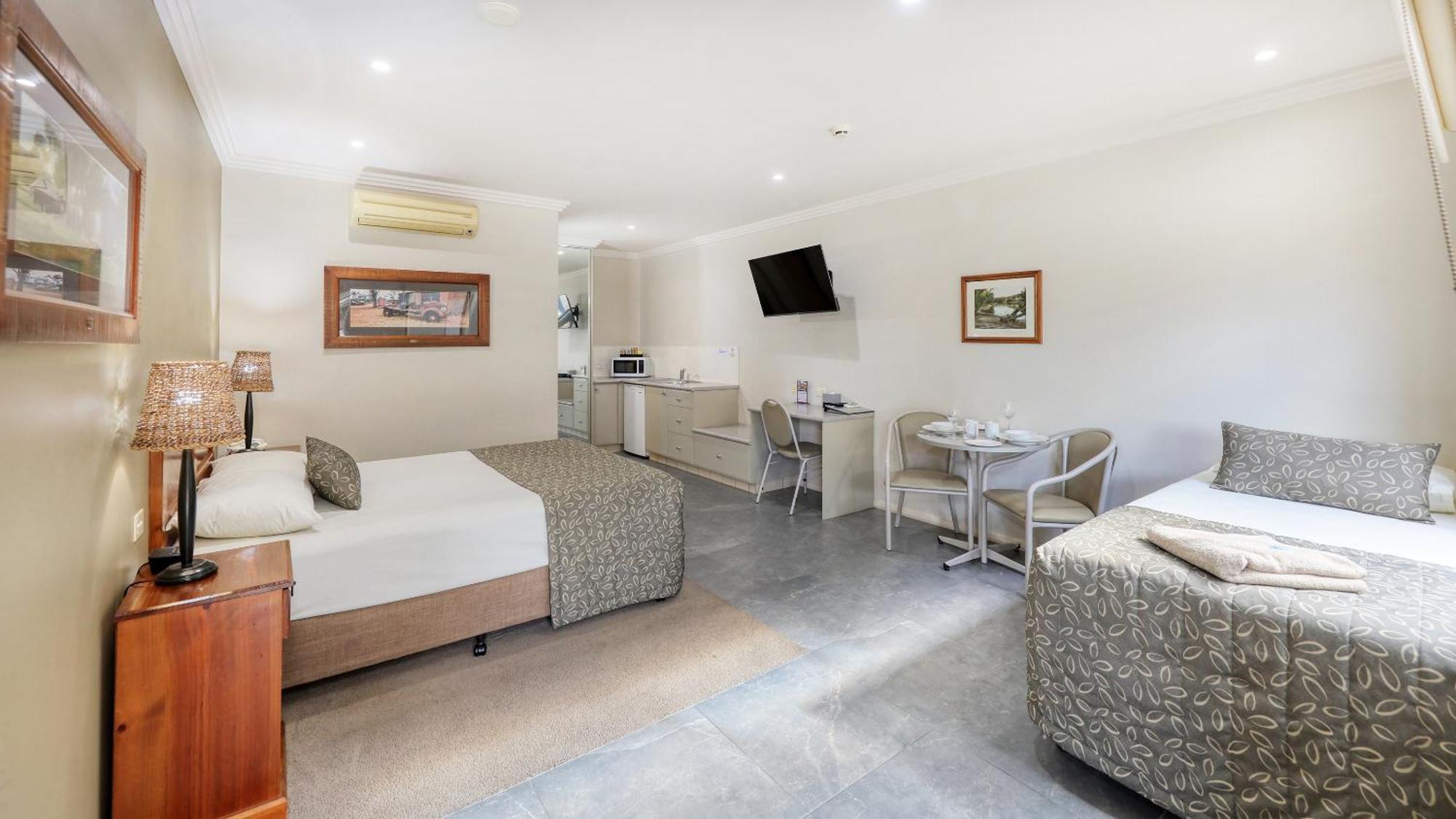 هاي The Saltbush Motor Inn المظهر الخارجي الصورة