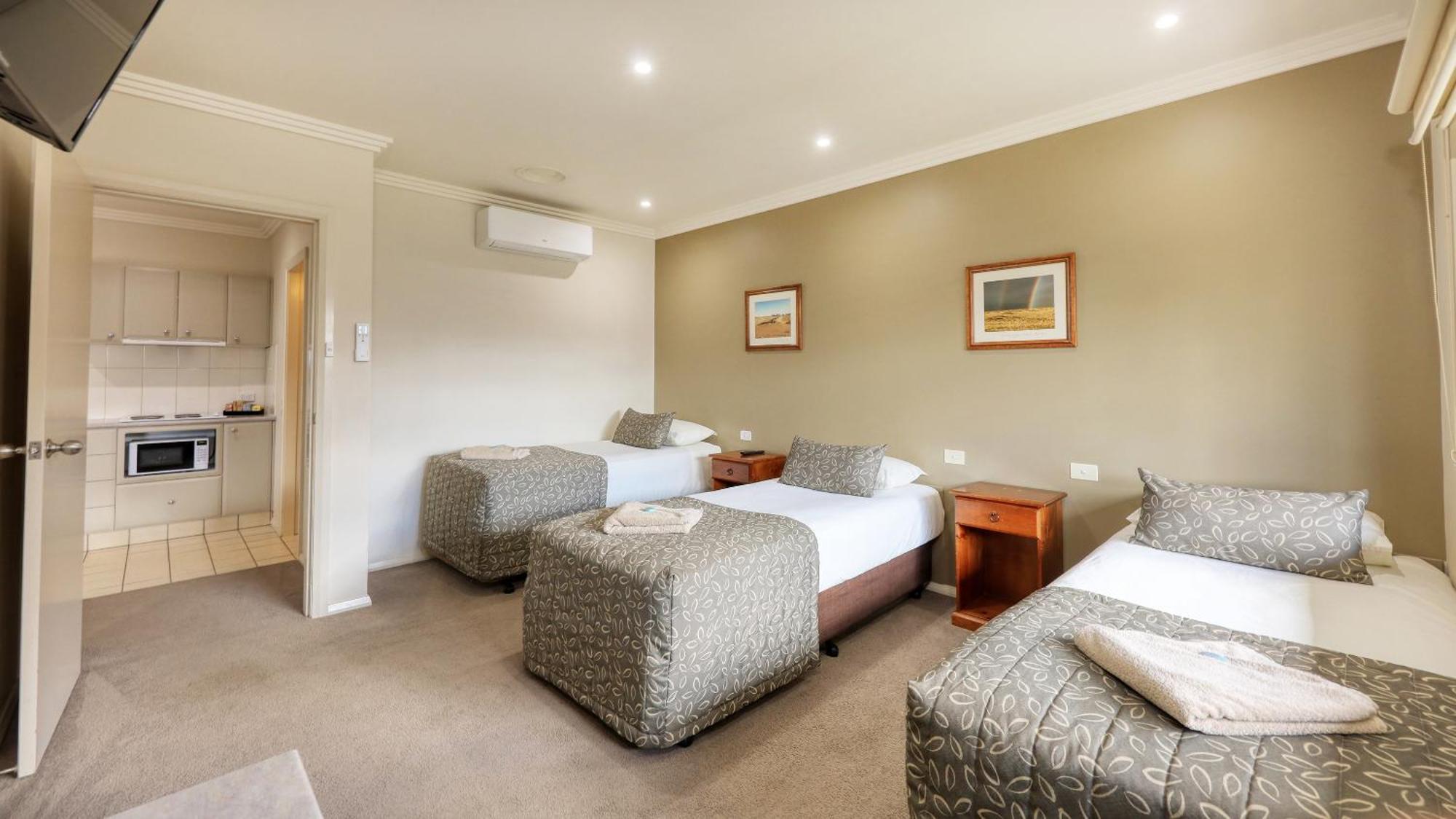 هاي The Saltbush Motor Inn المظهر الخارجي الصورة
