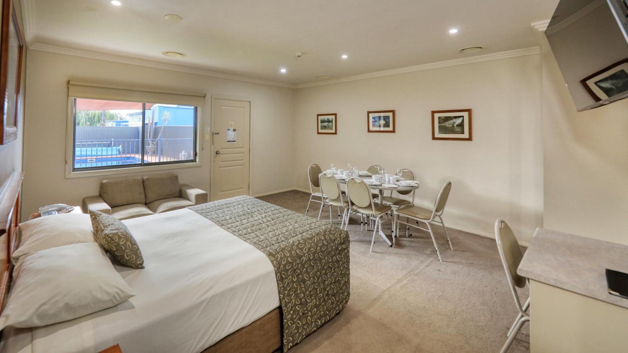 هاي The Saltbush Motor Inn المظهر الخارجي الصورة
