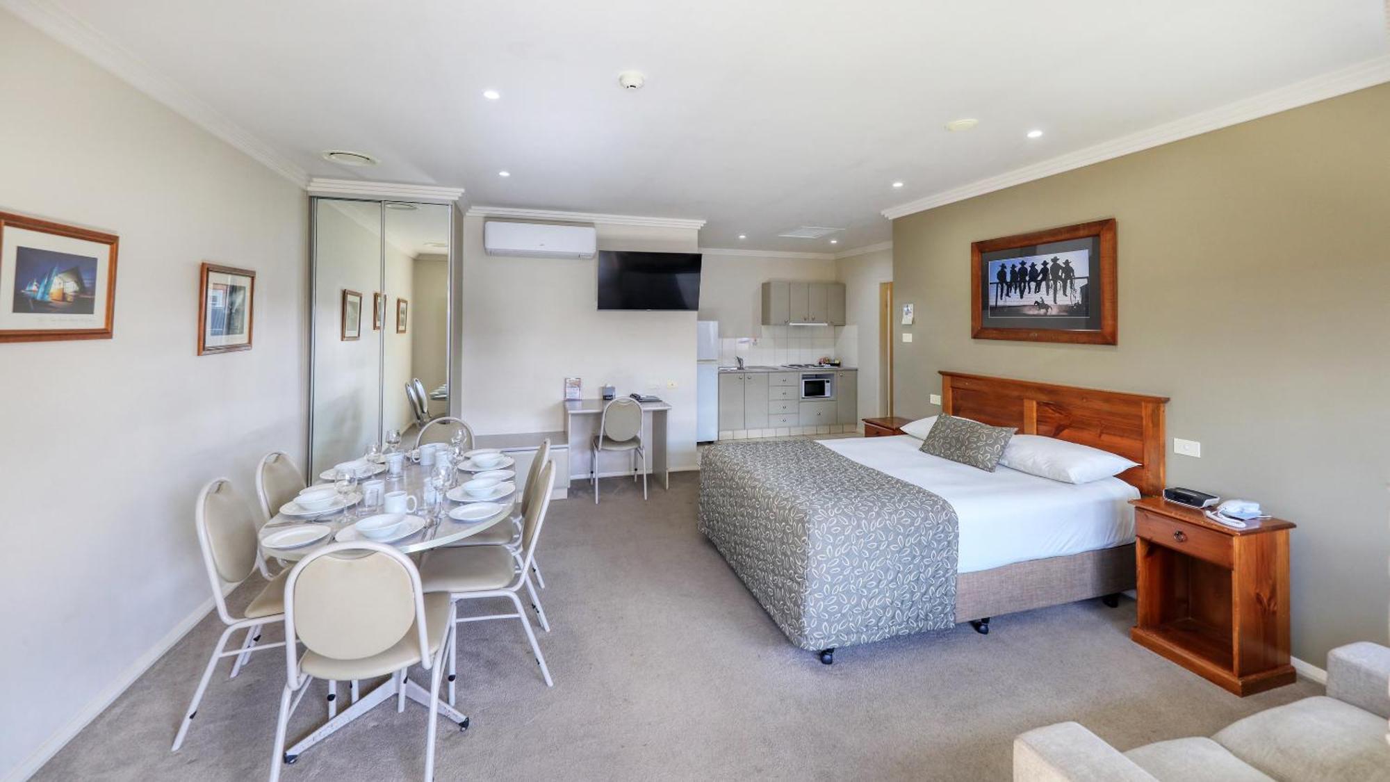 هاي The Saltbush Motor Inn المظهر الخارجي الصورة
