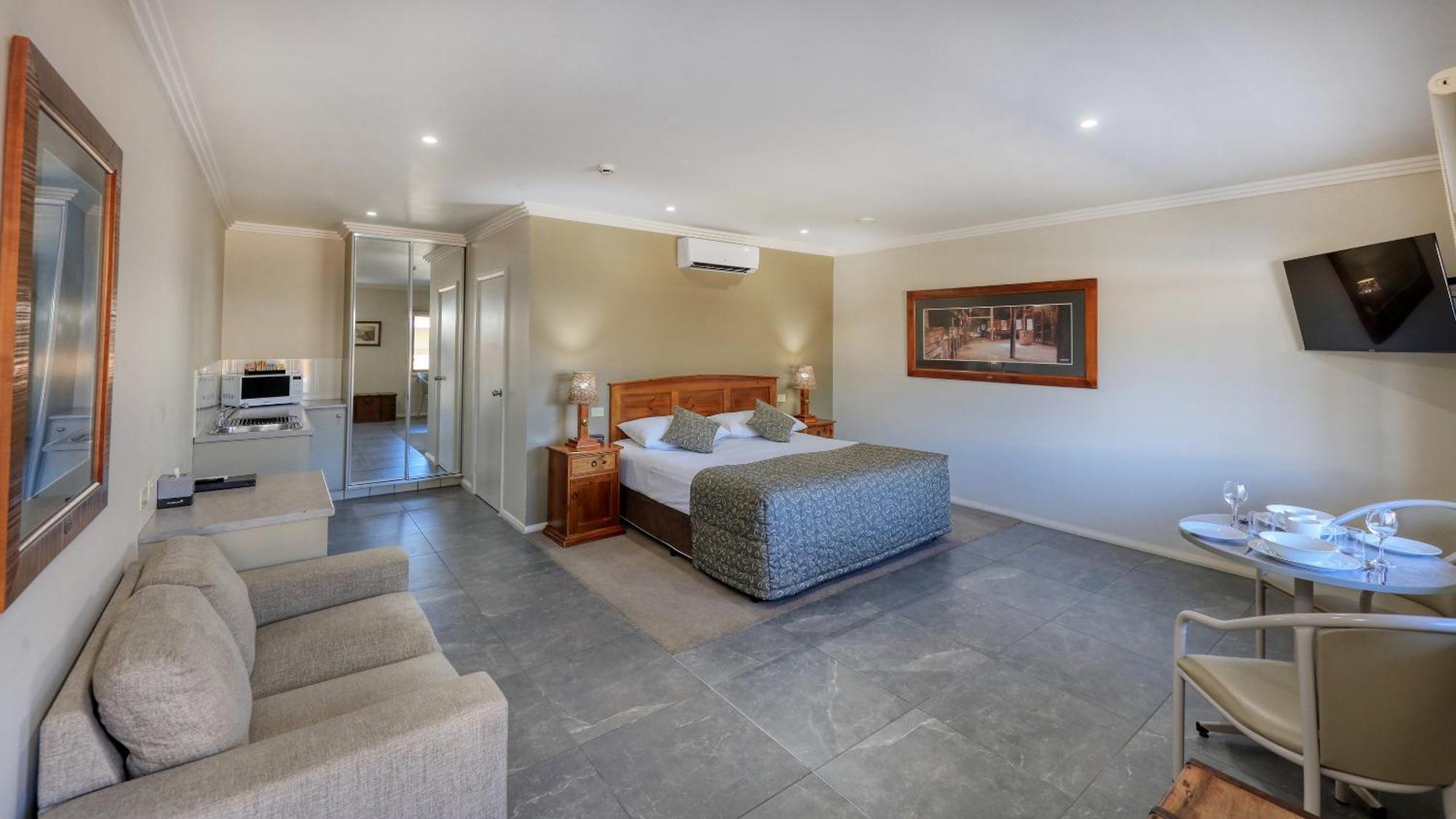 هاي The Saltbush Motor Inn المظهر الخارجي الصورة
