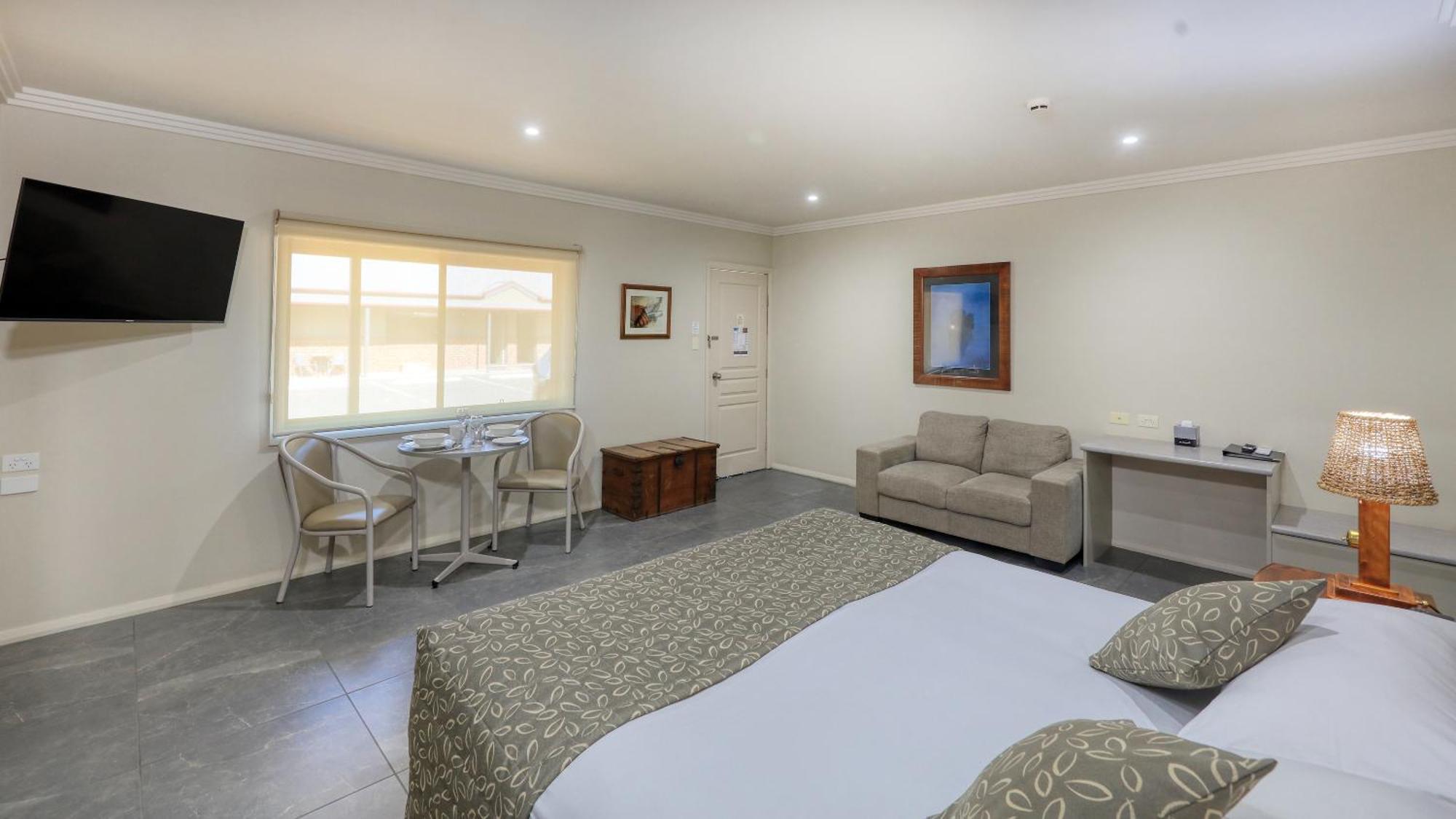هاي The Saltbush Motor Inn المظهر الخارجي الصورة
