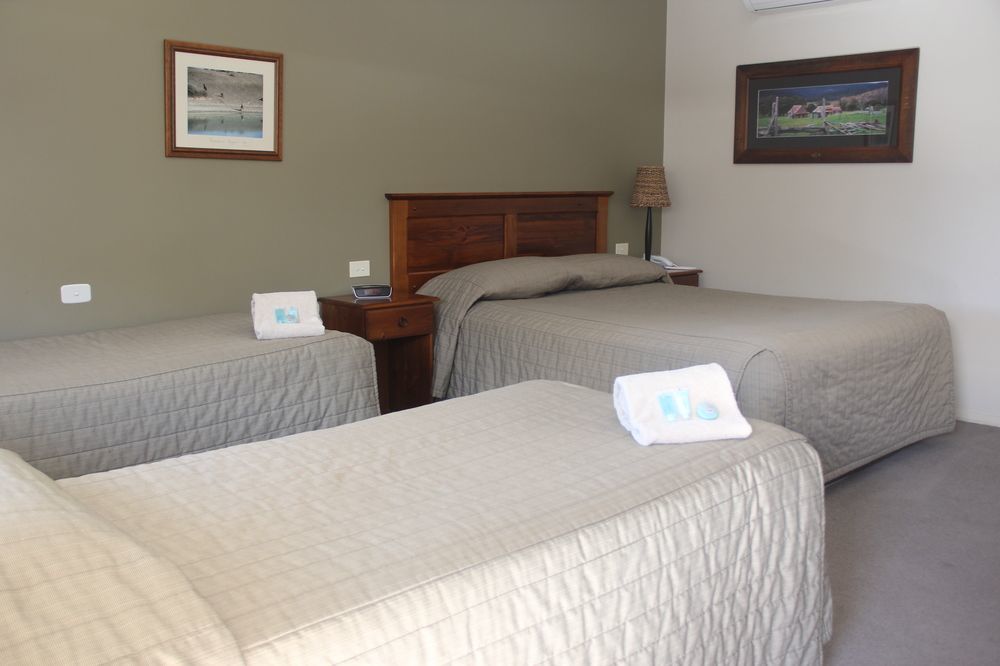 هاي The Saltbush Motor Inn المظهر الخارجي الصورة