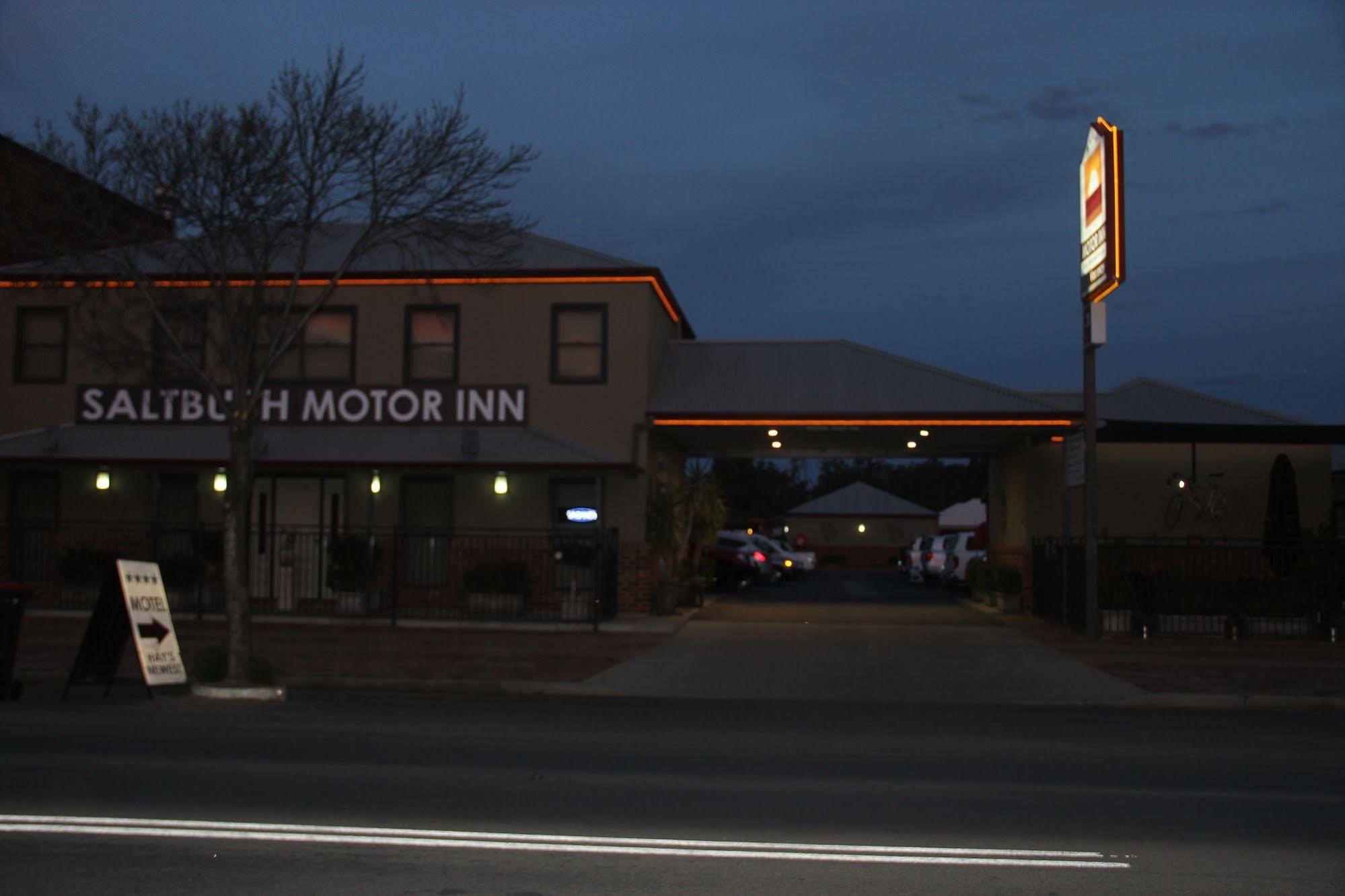 هاي The Saltbush Motor Inn المظهر الخارجي الصورة