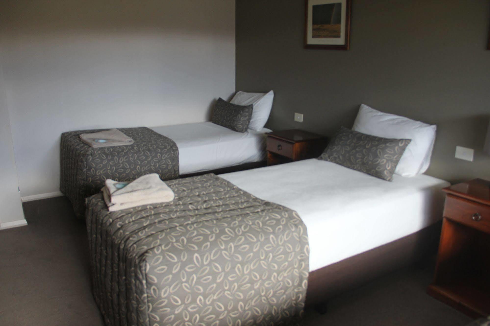 هاي The Saltbush Motor Inn المظهر الخارجي الصورة