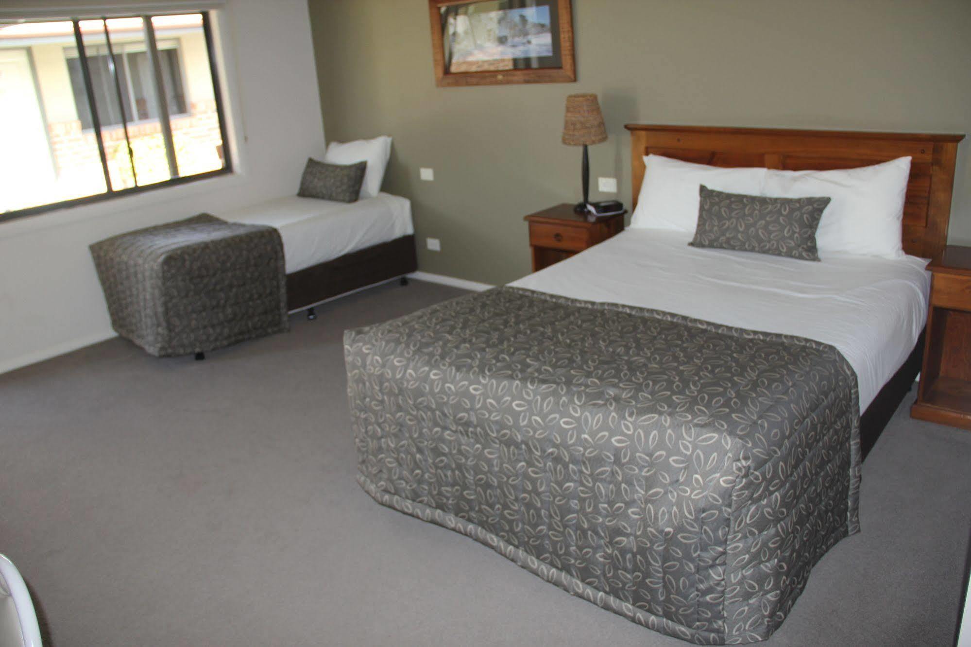 هاي The Saltbush Motor Inn المظهر الخارجي الصورة