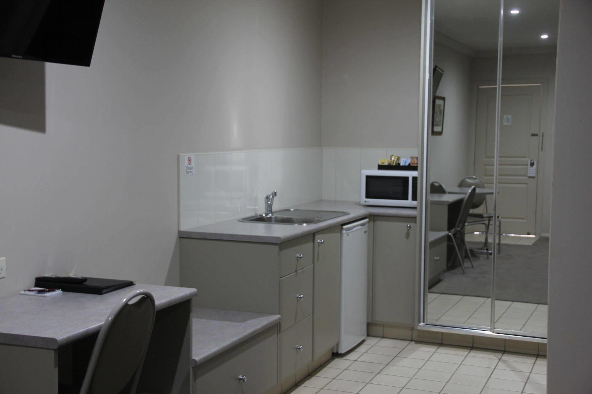 هاي The Saltbush Motor Inn المظهر الخارجي الصورة