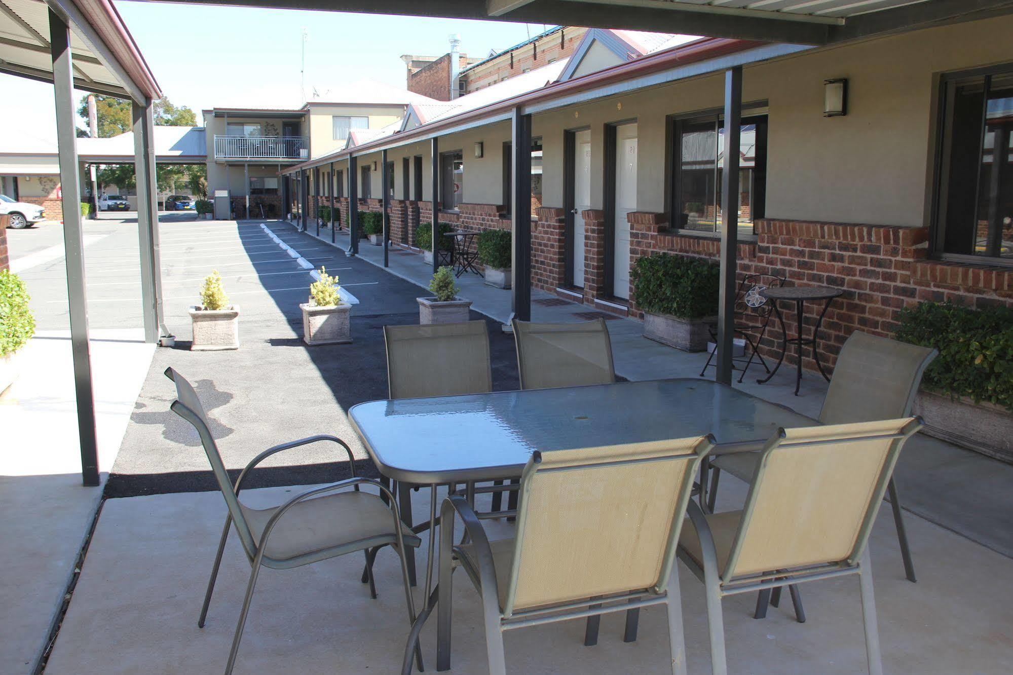 هاي The Saltbush Motor Inn المظهر الخارجي الصورة