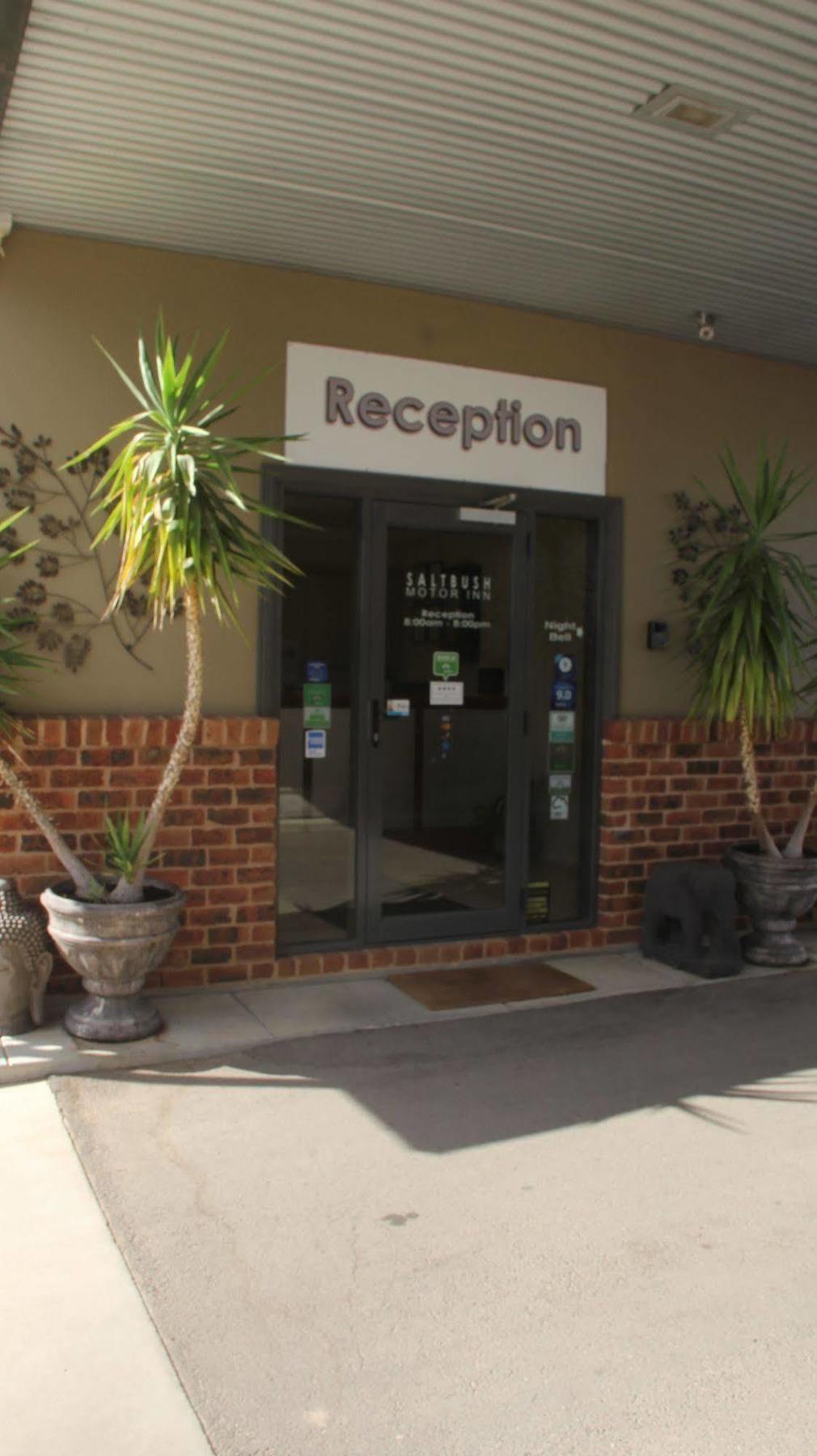 هاي The Saltbush Motor Inn المظهر الخارجي الصورة